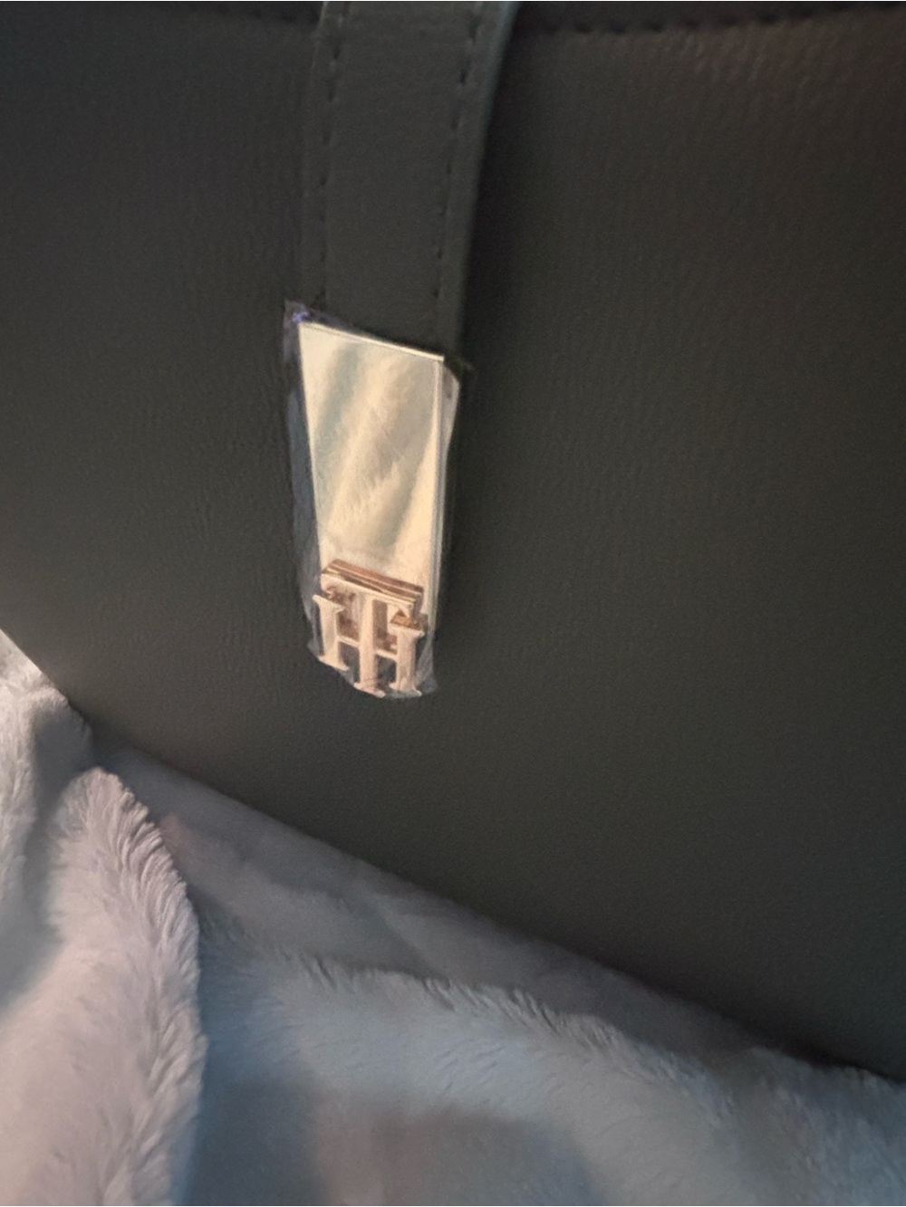 Tommy Hilfiger Utility Olive Green Handbag - Picture 3 of 8